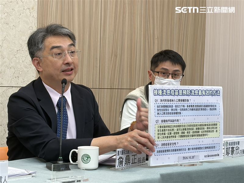 台大醫院北護分院院長詹鼎正(左)說明所遇到的流感長者個案。(圖/記者簡浩正攝影)