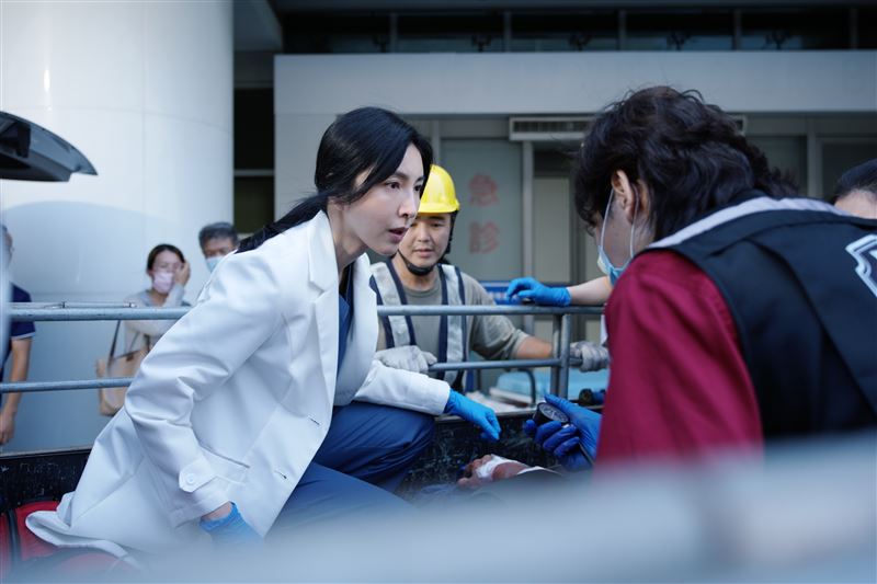 楊謹華飾演急診資深醫師何宇華,衝上載著工人的藍色貨車展開急救。(圖/Netflix提供)