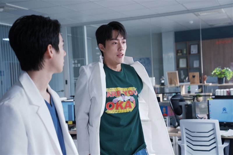 蔡凡熙飾演急診室R1菜鳥林耿明,大喊「R1林耿明報到」。(圖/Netflix提供)