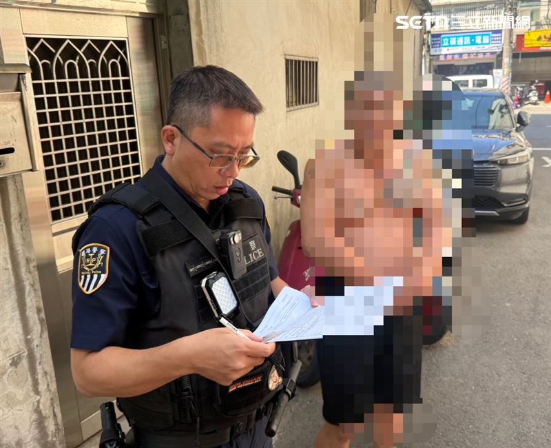 鐵警前往蕭男楊梅住家查訪,並依違反菸害防制法函請衛生局裁罰。(圖/翻攝畫面)