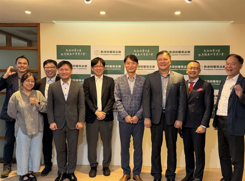 左起:國防大學政戰學院副教授陳育正、中央研究院政治學研究所高慧敏博士、明志科技大學助理教授盧信吉、臺灣海洋大學助理教授楊名豪、國防安全研究院助理研究員林志豪、高麗大學亞洲研究中心孫基榮博士、國立中興大學日韓總合研究中心資深研究員金士懿博士、成功大學政治系教授兼國策研究院執行長王宏仁博士、新台灣國策智庫的策劃召集人張人傑。(圖/主辦單位提供)