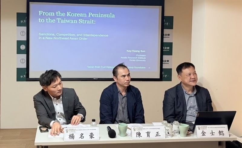 左起:台灣海洋大學助理教授楊名豪、國防大學政戰學院副教授陳育正、國立中興大學日韓總合研究中心資深研究員金士懿博士。(圖/主辦單位提供)