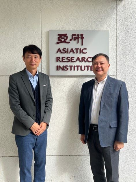左起:高麗大學亞洲研究中心孫基榮博士、國立中興大學日韓總合研究中心資深研究員金士懿博士在韓國高麗大學合影。(圖/主辦單位提供)