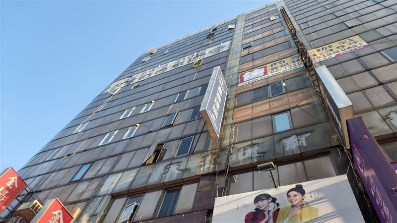 新北市三重天台廣場發生火警。(圖/翻攝畫面)