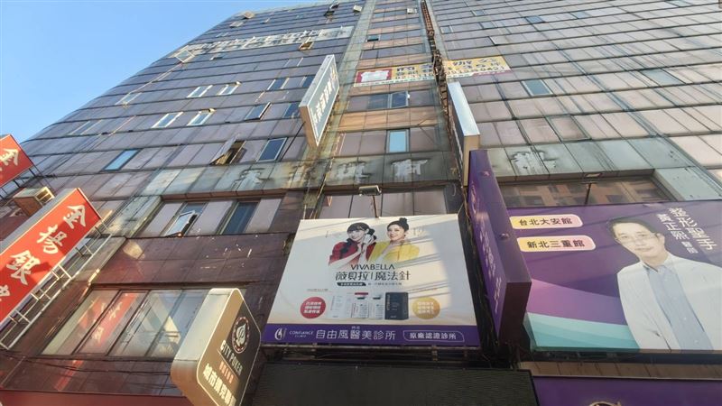 新／三重天台廣場竄火煙　救出4人送醫