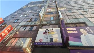 新／三重天台廣場竄火煙　救出4人送醫