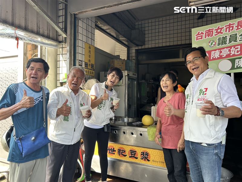 陳亭妃合體議員掃六甲麻豆市場!盼推傳統市場轉型活化,延續在地人情味。(圖/陳亭妃競辦提供)