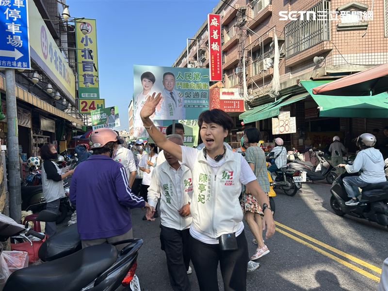 陳亭妃合體議員掃六甲麻豆市場!盼推傳統市場轉型活化,延續在地人情味。(圖/陳亭妃競辦提供)