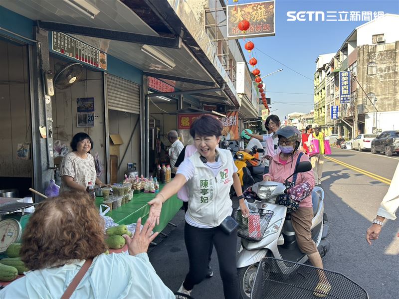 陳亭妃合體議員掃六甲麻豆市場!盼推傳統市場轉型活化,延續在地人情味。(圖/陳亭妃競辦提供)