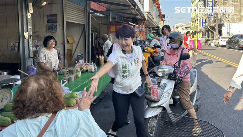 陳亭妃合體議員　走訪六甲市場盼活化轉型