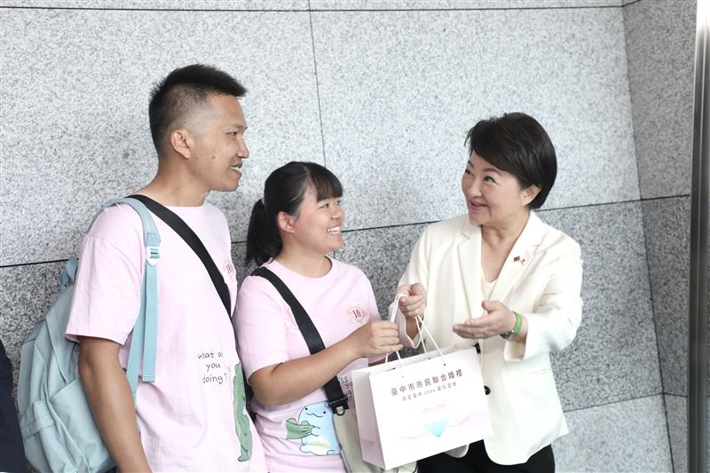 全台首創!盧市長3萬英呎高空證婚 66對新人共乘「幸福班機」直飛沖繩浪漫啟航。(圖/臺中市政府提供)