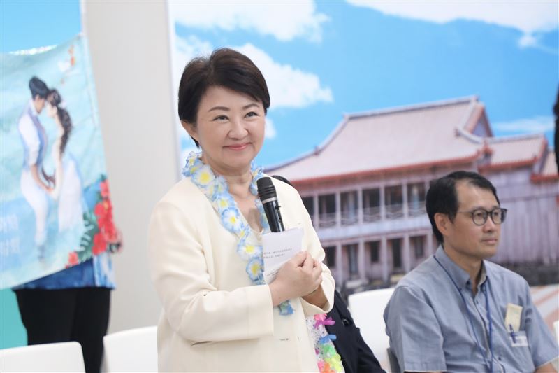 全台首創!盧市長3萬英呎高空證婚 66對新人共乘「幸福班機」直飛沖繩浪漫啟航。(圖/臺中市政府提供)