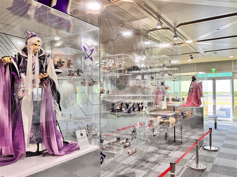 展區內透過多款知名的經典角色戲偶及相關內容展示,旅客不僅能近距離欣賞戲偶造型、服飾及精緻工藝,更能透過角色與故事認識霹靂所建構的宇宙世界觀。(圖/品牌業者提供)