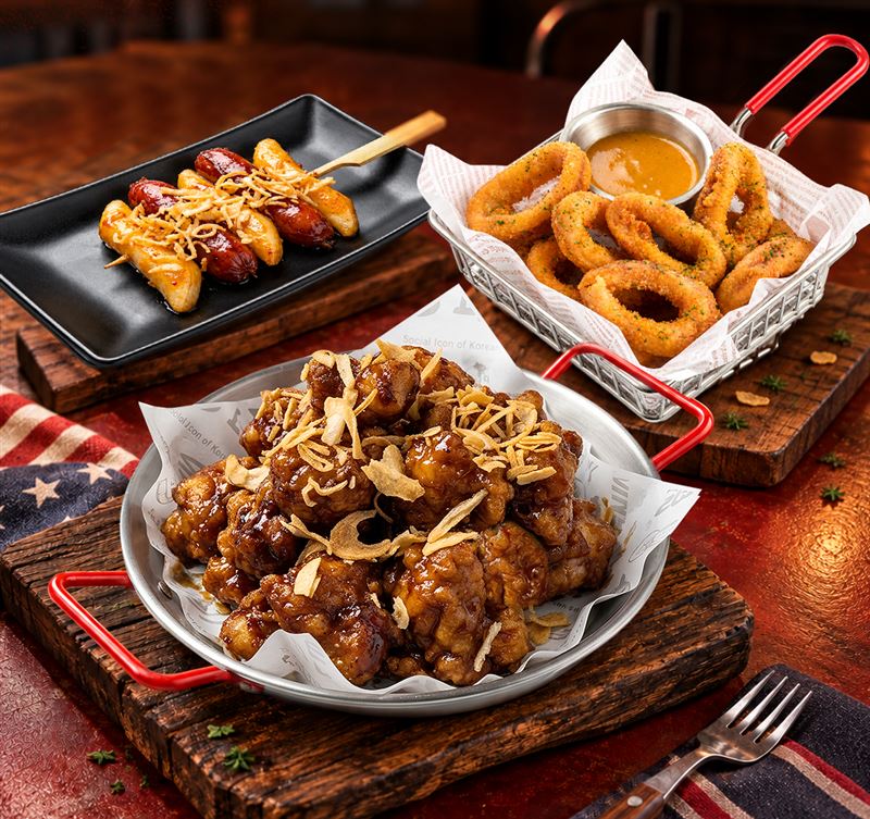 Bonchon 本村韓食炸雞推新品「煙燻燒烤炸雞」、「煙燻年糕香腸串」及「煙燻燒烤魷魚圈」。（圖／Bonchon 本村韓食炸雞提供)