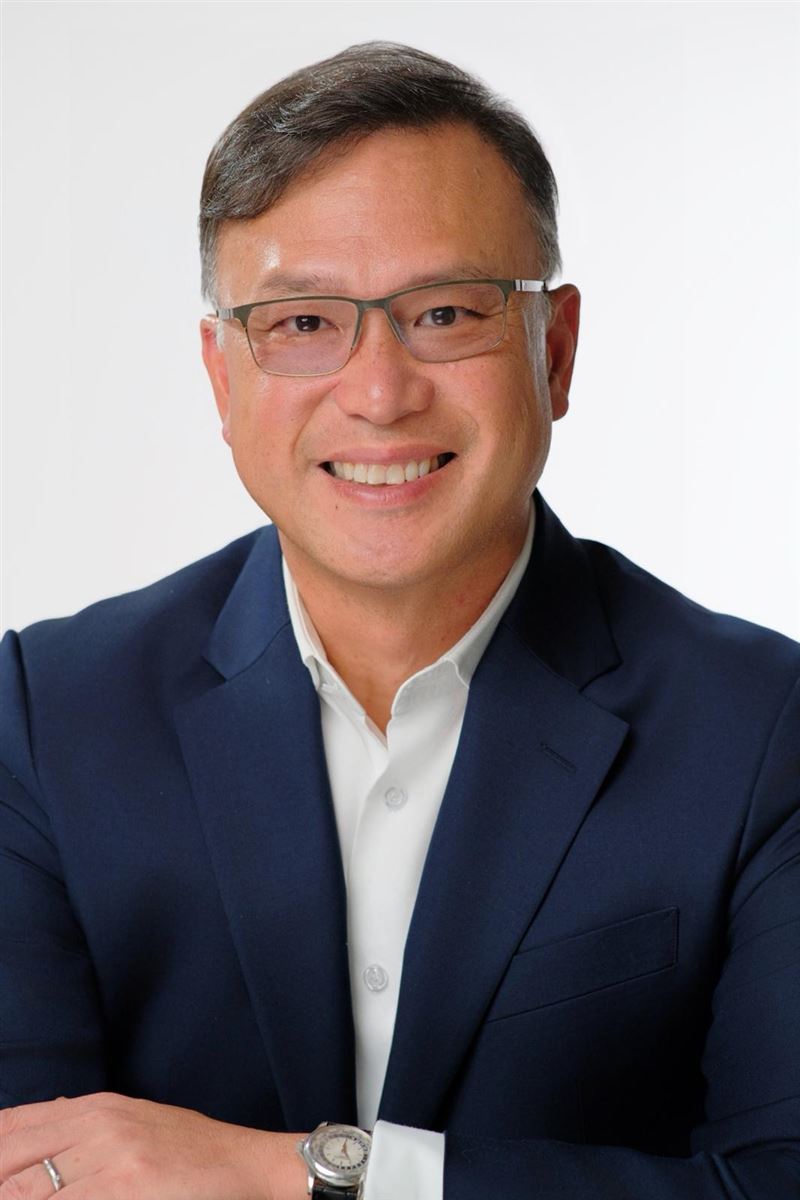 美國紐英格蘭創新學院(NEIA)共同創辦人暨校長張瑞展(Raymond Chang),從科技創業家轉身投入教育,致力培養AI時代具備創新思維、獨立判斷與國際競爭力的新世代人才。(圖/NEIA提供)