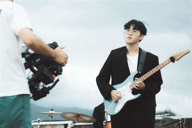 伯儒為了將歌曲錄到滿意，雙手彈吉他彈到發麻。（圖／黑市音樂提供）