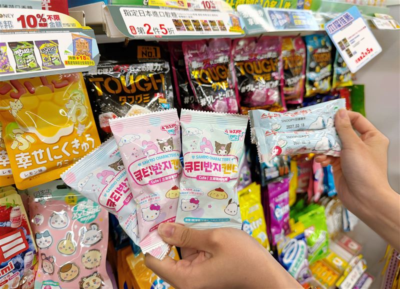 萊爾富引進兩款人氣趣味零食。(圖/品牌業者提供)