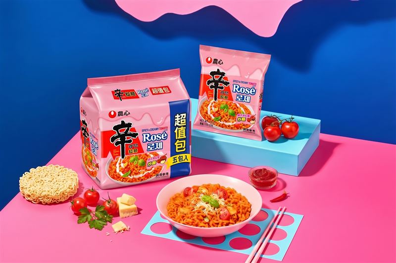 農心「辛拉麵Rosé粉紅醬」自9月起陸續於全台各大實體與通路上架。(圖/品牌業者提供)