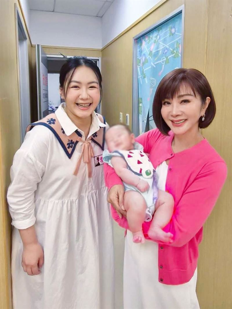 陳美鳳(右)抱李又汝的愛女「小藍莓」。(圖/翻攝自陳美鳳臉書)