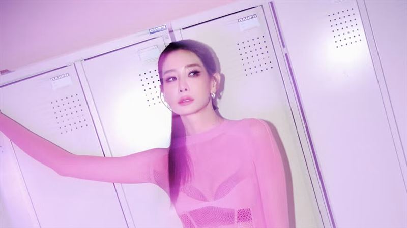 安心亞戰袍透視露bra　鏡子出賣火辣胴體