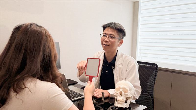 吳政君醫師強調,現代顏面輪廓手術並非單純做減法,而是將加法與減法靈活搭配。(圖/潮健康提供)