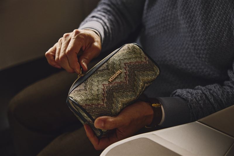 達美航空攜手 Missoni 推出全新冬季旅行備品包,以自然景觀為設計靈感,搭配精選旅行備品。(圖/達美航空提供)