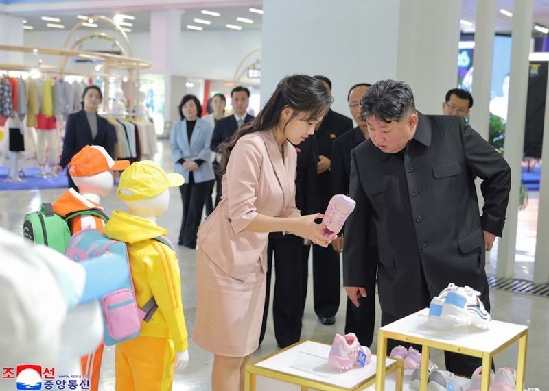北韓官媒《朝中社》釋出最新照片,顯示金正恩19日剛偕同女兒金主愛公開參觀輕工業部門展覽。(圖/翻攝自朝中社)