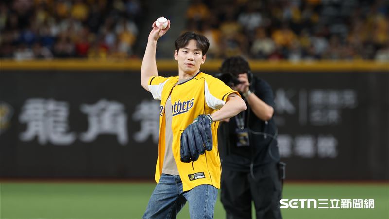 王冠閎登大巨蛋開球　坦言緊張到像要出戰