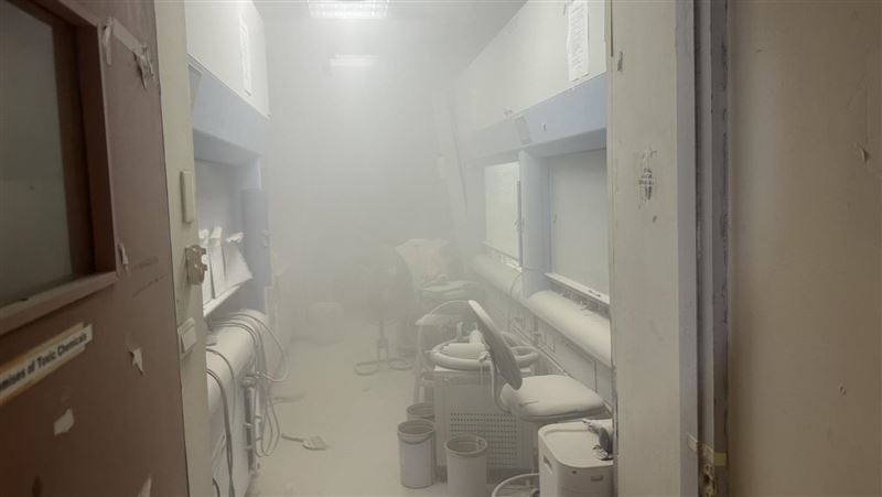 新竹國立清華大學化學館,7樓實驗室冒出濃煙,民眾以為發生火警,隨即通報警消。該實驗室進行化學反應,燃燒物為氫化鋁鋰,由學校指導教授進行化學反應持續降溫中。(圖/翻攝畫面/民眾提供)