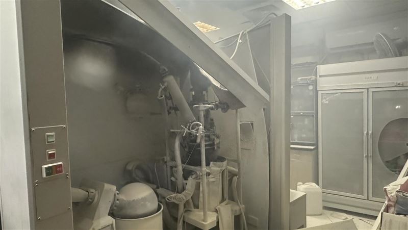 新竹國立清華大學化學館,7樓實驗室冒出濃煙,民眾以為發生火警,隨即通報警消。該實驗室進行化學反應,燃燒物為氫化鋁鋰,由學校指導教授進行化學反應持續降溫中。(圖/翻攝畫面/民眾提供)