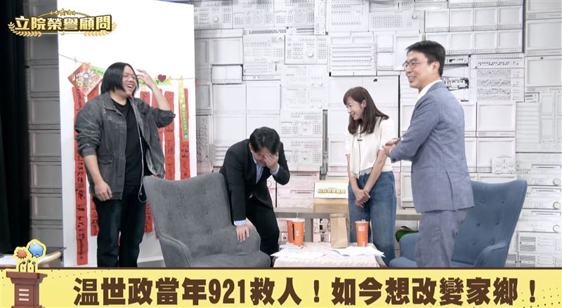 許淑華大開與南投縣長同名同姓的玩笑,直說「許淑華做不好,就交給温醫師了!」讓陳柏惟笑翻(圖/翻攝自94要客訴YouTube)