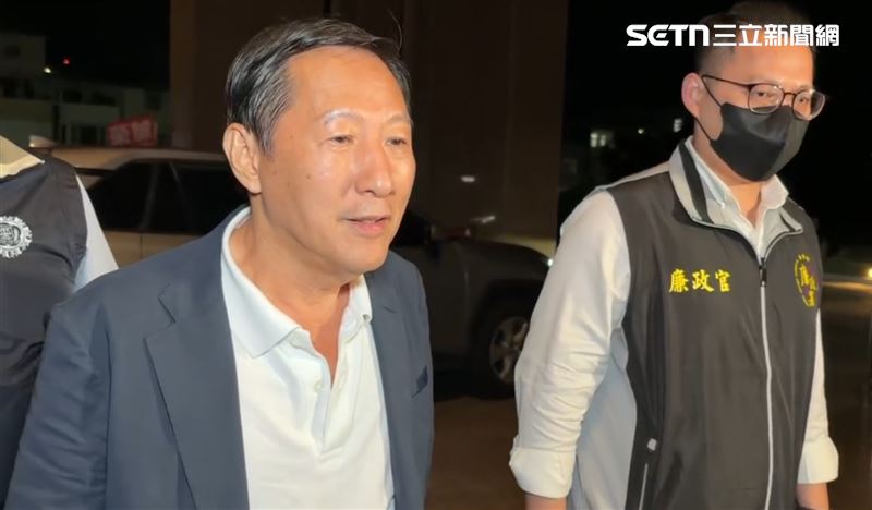 檢調偵辦台東縣縣長參選人吳秀華家族、涉土地開發農路弊案,吳秀華的胞兄、曾任台東縣長的吳俊立,遭調查站人員帶回偵訊,晚間移送地檢署複訊。(圖/翻攝畫面)