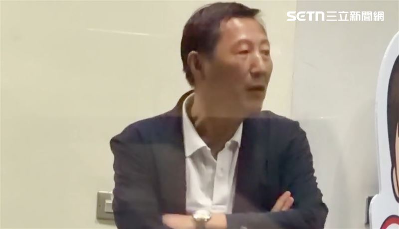 檢調偵辦台東縣縣長參選人吳秀華家族、涉土地開發農路弊案,吳秀華的胞兄、曾任台東縣長的吳俊立,遭調查站人員帶回偵訊,晚間移送地檢署複訊。(圖/翻攝畫面)