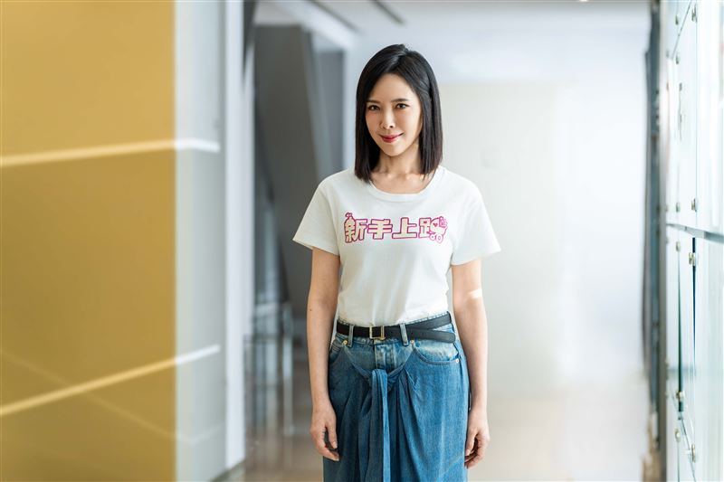 天心在《新手上路》中飾演黑道大嫂「珍珠」。（圖／文策院與四方四隅提供）