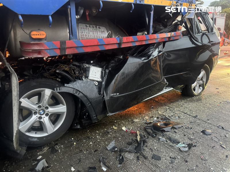 國三新化服務區驚悚車禍!BMW「開進」貨車底車體削半,2人成屍。(圖/翻攝畫面)