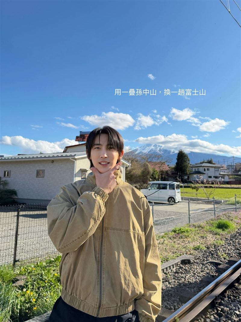 滑社群一直看到政治相關內容,讓他頭很痛。(圖/翻攝自黃宏軒臉書)