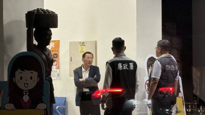 台東檢調單位偵辦農路拓寬涉嫌圖利和前台東縣長吳俊立(左)有關的渡假村案,20日將吳俊立列為被告並約談到案,深夜移送地檢署複訊,檢方21日凌晨1時許以尚有共犯未到有串證及逃亡之虞,向台東地方法院聲押