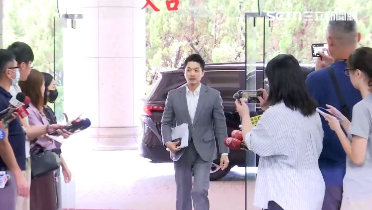 陳君瑋律師說,「蔣萬安被逼著在哪個位置擔任市長,演市長,對他太殘忍,不管人家怎麼問他,他永遠只有一份稿子」。(圖/翻攝畫面)