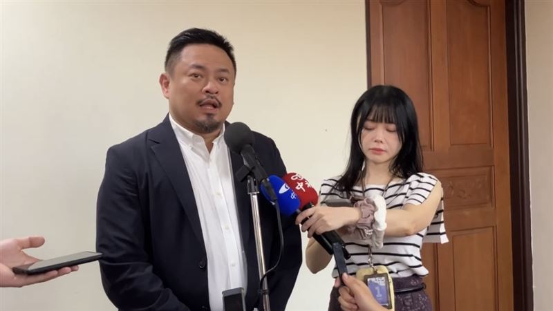 台積工安事故廠暫時停工,勞動部長洪申翰今(21)日赴立院衛環委員會備詢前接受堵訪表示,對於近期科技業發生的工安事件高度關注。科技業者在建廠過程中,確實可能因為工期緊迫,導致工安風險增加。後續將與國科會、國土署等相關目的事業主管機關合作,從源頭加強風險管理,不僅是後端的勞動檢查,更要在工程前端做好風險辨識與管理,並確保相關安全措施具體落實。(圖/勞動部提供)