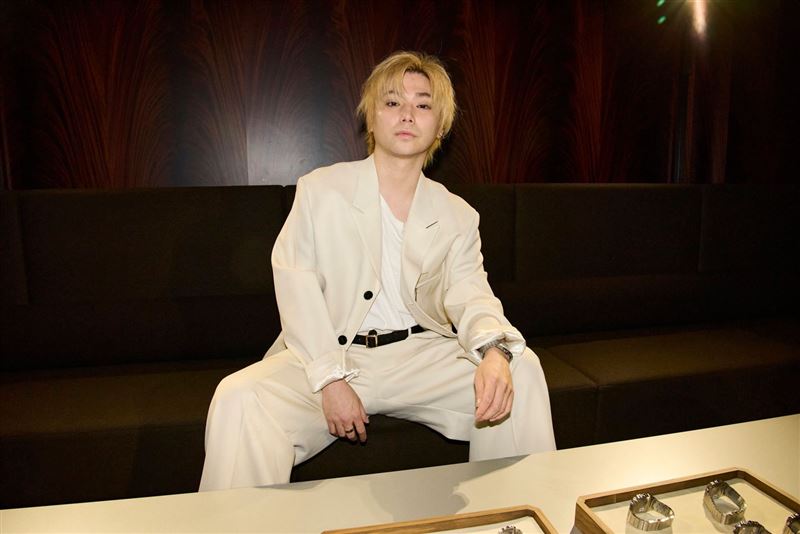村上虹郎曾家暴女友，抓著女方的頭髮猛撞窗戶。（圖／翻攝自X平台＠）