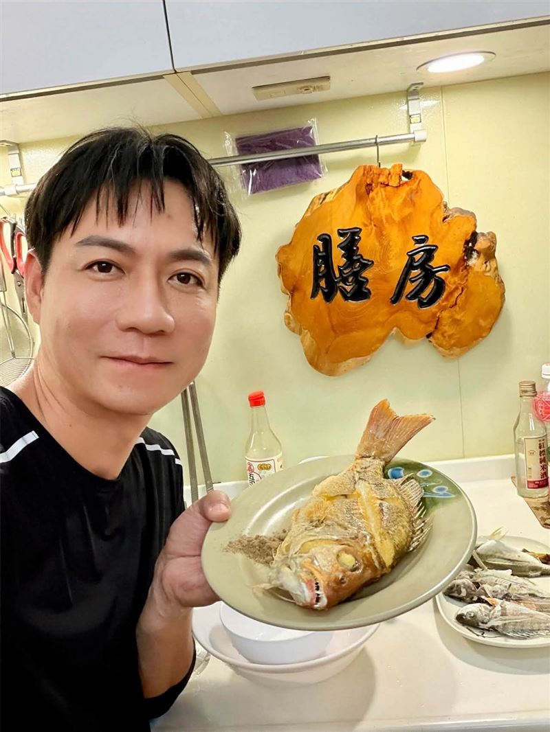 台語歌手陳隨意驚傳聲帶出狀況。(圖／翻攝自臉書）