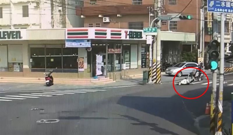 陳姓男子毒駕擦撞前方機車,連人帶車噴飛20公尺。(圖/翻攝畫面)