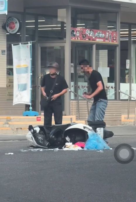 男子滿臉血掙扎起身後不停顫抖,手裡還緊握著「喪屍菸彈」,甚至當場吸一大口。(圖/翻攝畫面)