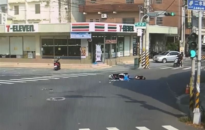 陳男擦撞後重心不穩,倒地翻滾兩三圈才停下。(圖/翻攝畫面)