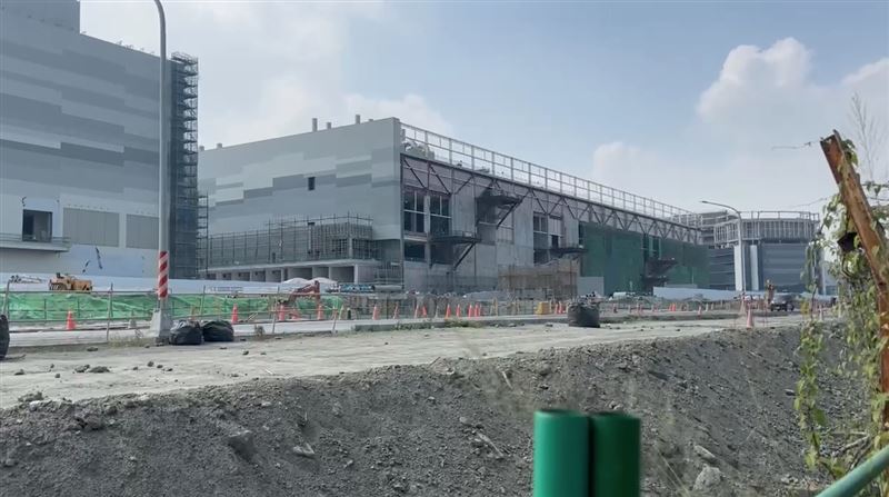 南科管理局初判，假固定用螺栓係重複使用，材質可能已疲勞老化，也可能是螺栓數量不足，超過負荷斷裂。（圖／翻攝畫面）