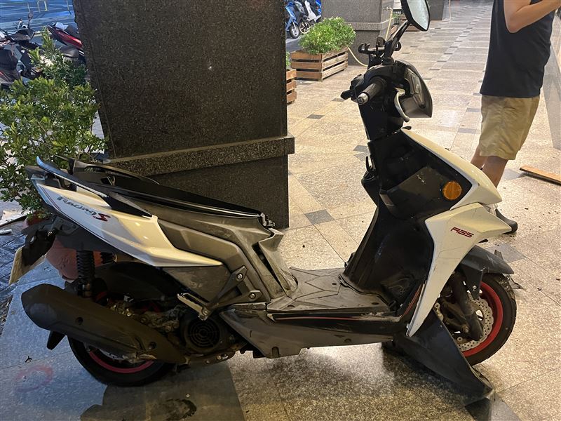 雙方猛力撞擊,騎士連人帶車噴飛。(圖/翻攝畫面)
