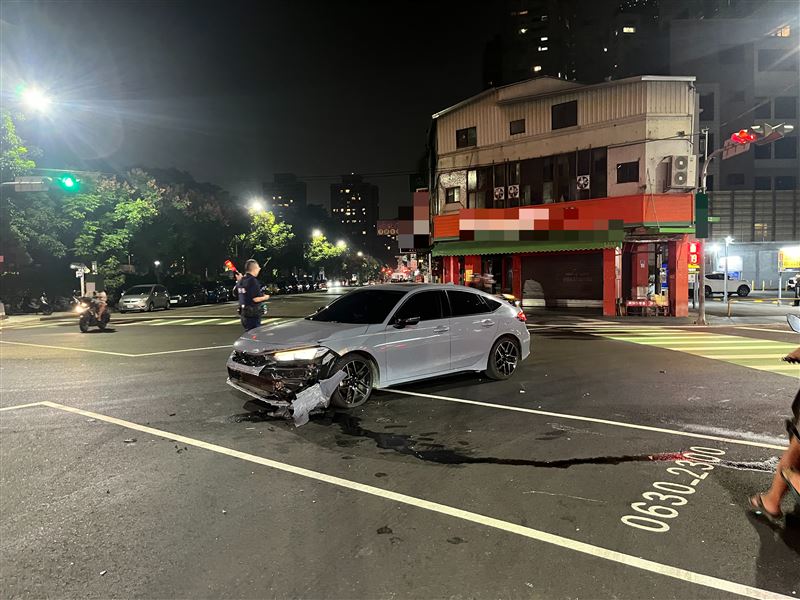 警消人員獲報趕抵時,發現現場零件碎落一地,其中董男傷勢嚴重。(圖/翻攝畫面)