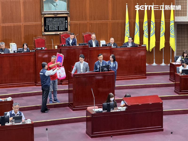 徐立信開酸「沒勇氣」反虐童,還送勇字給蔣萬安(圖/記者陳思妤攝影)