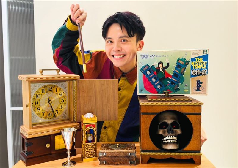 黃豪平擁有許多古董魔術道具收藏。(圖/泰坦星文創提供)