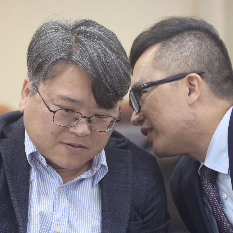立法院交通、教育及文化委員會21日舉行聯席會議,審查行政院函送國家通訊傳播委員會(NCC)委員提名名單,委員被提名人張春炎(左)與張克豪(右)席間交談